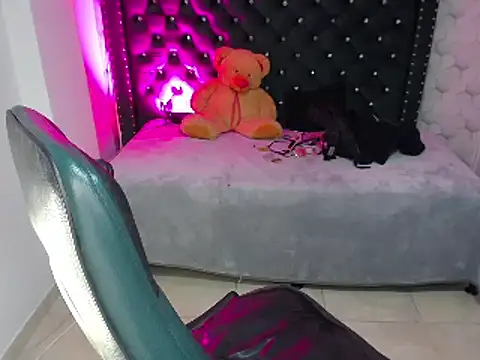 madelein m online show from February 8, 2025, 3:53 pm