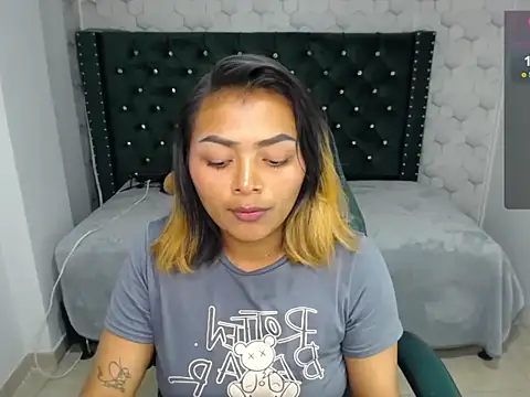 madelein m online show from February 11, 2025, 7:27 pm