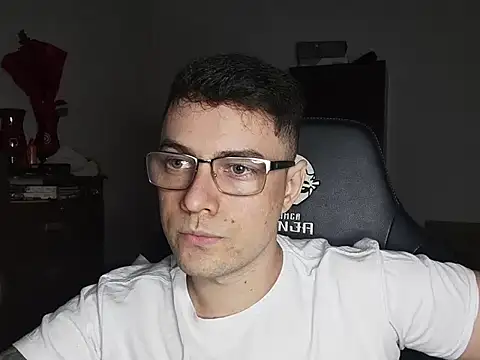 Snapshot of Dyllan__ chatting on October 20, 2025, 2:39 pm Dyllan online show from October 20, 2025, 2:39 pm