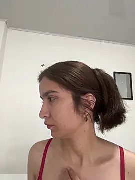 Bella still online show from February 4, 2026, 1:39 pm