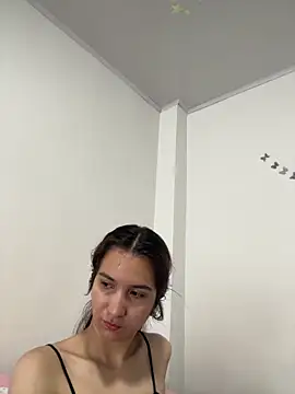 Bella still online show from April 21, 2026, 1:39 pm