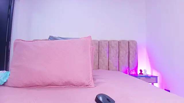 Auroraa miller online show from November 26, 2025, 11:55 am