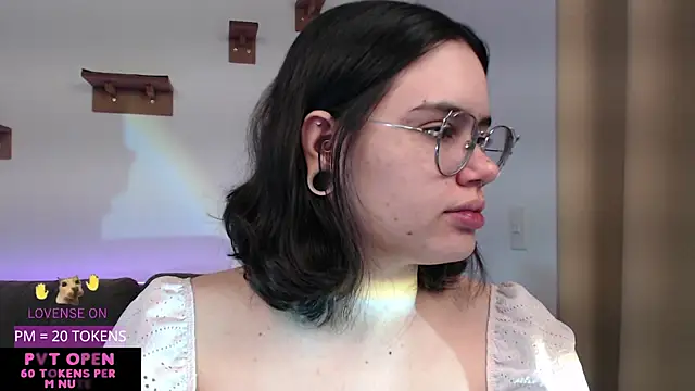 Snapshot of crystalll_room chatting on May 13, 2026, 1:47 am crystalll room online show from May 13, 2026, 1:47 am