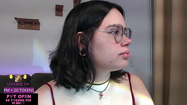 Snapshot of crystalll_room chatting on May 14, 2026, 12:50 am crystalll room online show from May 14, 2026, 12:50 am