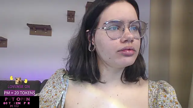 Snapshot of crystalll_room chatting on May 22, 2026, 5:14 am crystalll room online show from May 22, 2026, 5:14 am