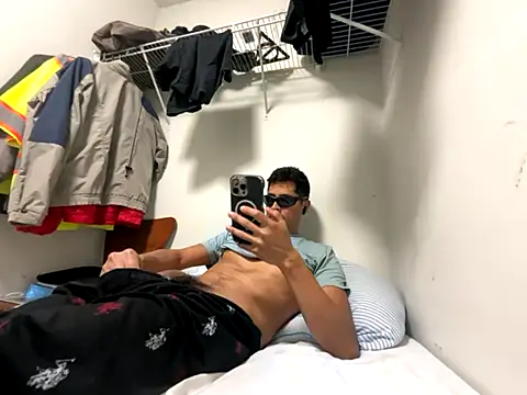 Snapshot of PerroDemonioHot chatting on October 12, 2025, 2:43 am PerroDemonioHot online show from October 12, 2025, 2:43 am