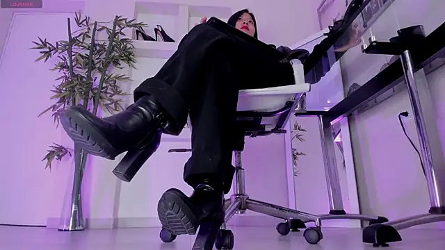 hannah howeell   online show from March 11, 2026, 9:37 am