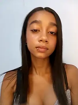 Snapshot of Zoe_Sweett18 chatting on May 4, 2026, 6:37 pm Zoe Sweett18 online show from May 4, 2026, 6:37 pm