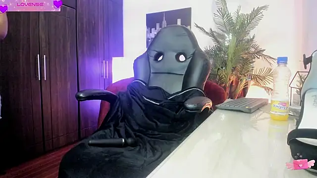 VioletParkker online show from February 6, 2025, 5:40 pm