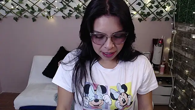 cute bunny95 online show from March 11, 2025, 1:12 pm