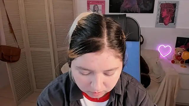 DiaAngell online show from September 23, 2025, 5:21 am