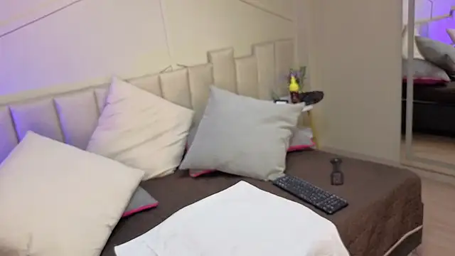 sharonnleon online show from April 9, 2026, 1:27 pm