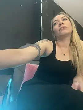 viktoria davis  online show from February 20, 2026, 12:40 am