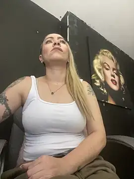 Snapshot of viktoria_davis_ chatting on March 7, 2026, 10:07 pm viktoria davis online show from March 7, 2026, 10:07 pm