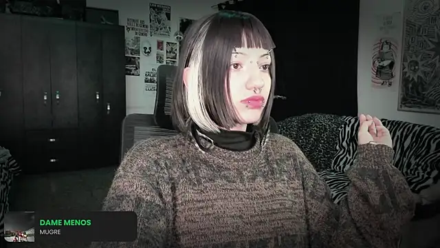 Snapshot of roxy_toxic chatting on June 9, 2026, 12:44 am roxy toxic online show from June 9, 2026, 12:44 am