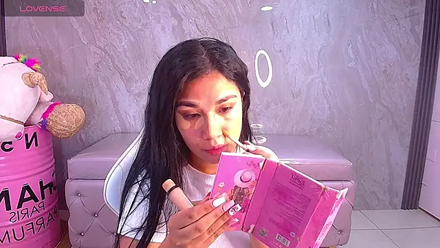 Snapshot of Skye_Little_v chatting on October 8, 2025, 3:37 am Skye Little v online show from October 8, 2025, 3:37 am