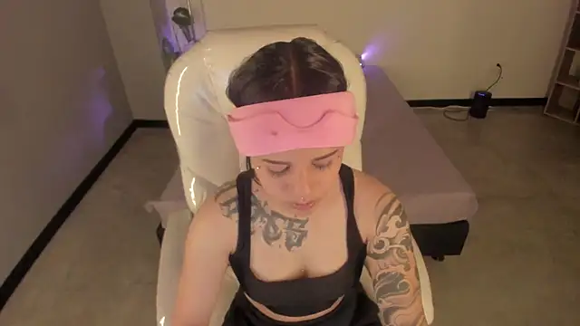 Nicole Foxx  online show from September 26, 2025, 7:51 pm