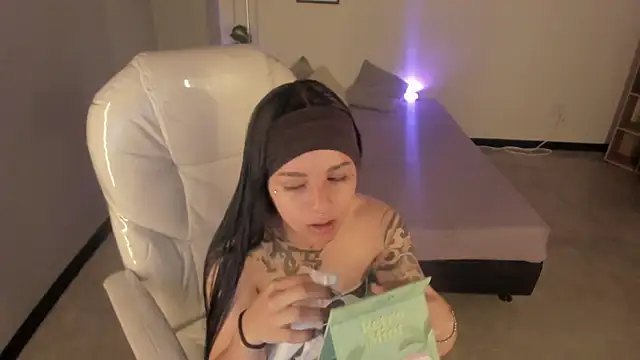 Nicole Foxx  online show from September 30, 2025, 8:47 pm