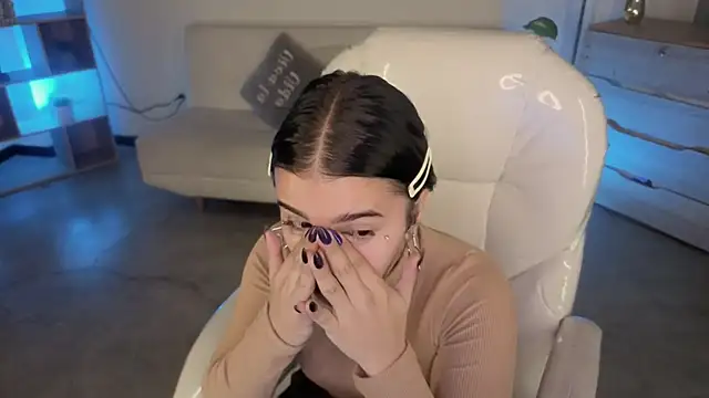 Nicole Foxx  online show from December 20, 2025, 7:10 pm