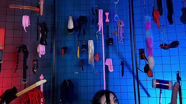 lucy queensss online show from December 4, 2025, 9:12 pm