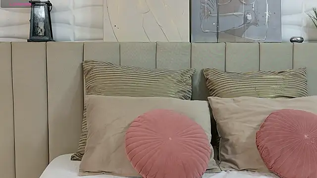 Elly Ross online show from November 23, 2025, 5:07 am