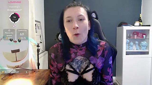 LiaPiaculum online show from February 3, 2025, 10:11 pm