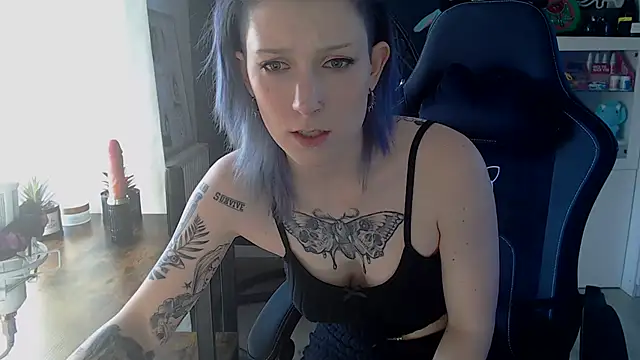 LiaPiaculum online show from March 18, 2025, 2:59 pm