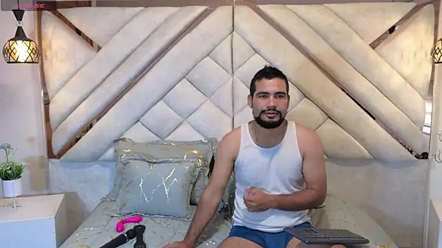 Snapshot of luxurycoupl chatting on January 29, 2025, 12:24 pm luxurycoupl online show from January 29, 2025, 12:24 pm