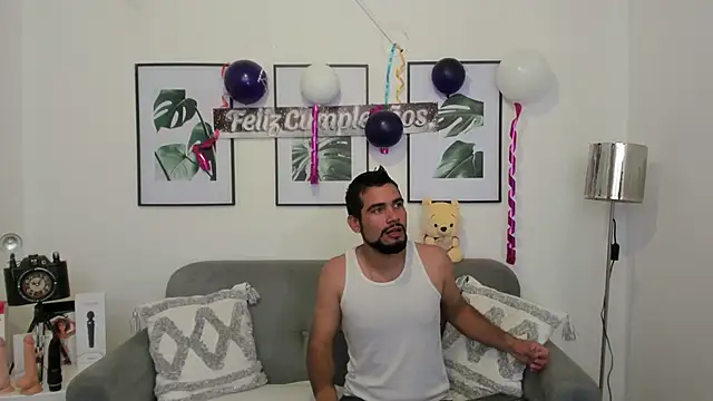 Snapshot of luxurycoupl chatting on February 12, 2025, 3:51 am luxurycoupl online show from February 12, 2025, 3:51 am