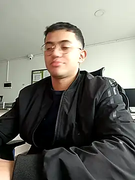 Snapshot of Thonny-becker chatting on February 8, 2025, 12:17 pm Thonny-becker online show from February 8, 2025, 12:17 pm