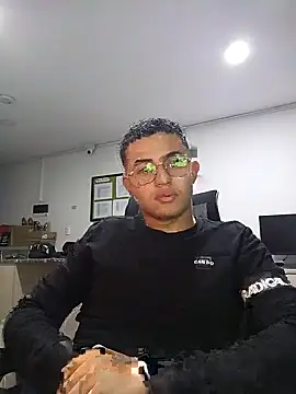 Snapshot of Thonny-becker chatting on March 1, 2025, 11:37 pm Thonny-becker online show from March 1, 2025, 11:37 pm