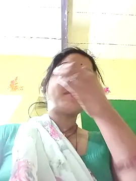 Snapshot of Bhuvi_Bedi chatting on February 23, 2025, 10:42 pm Bhuvi Bedi online show from February 23, 2025, 10:42 pm