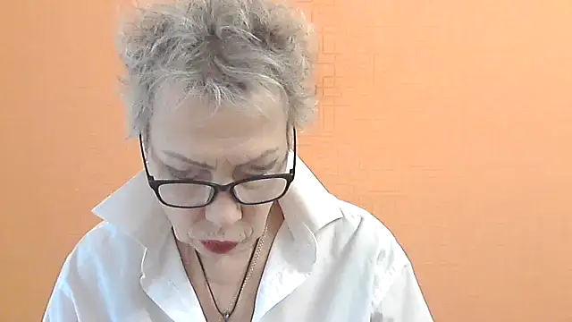 NessyJenixs online show from November 18, 2025, 7:35 am