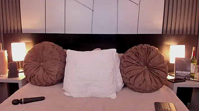 fiorella paris online show from December 2, 2025, 4:40 am