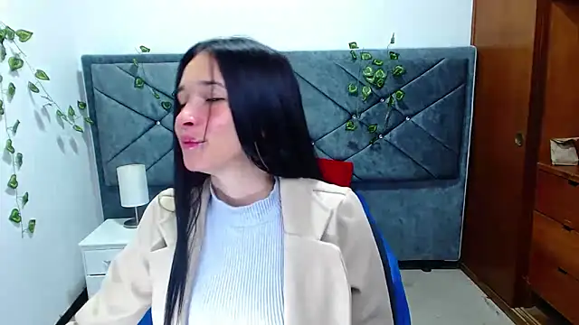 victoria adams07 online show from April 10, 2026, 1:49 pm