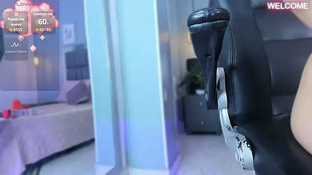 Raven jade  online show from November 11, 2025, 7:25 pm