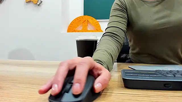 SandraTucker online show from November 26, 2025, 10:05 am