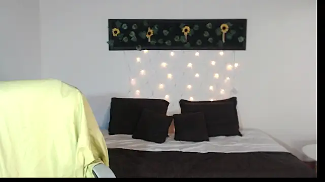 saray  jones online show from February 12, 2025, 3:05 pm