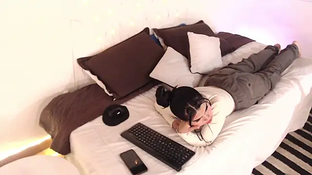 saray  jones online show from March 18, 2025, 12:47 pm