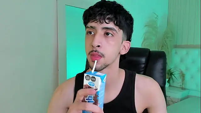 Alezzandro  online show from September 25, 2025, 8:23 pm