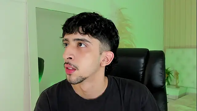 Alezzandro  online show from September 26, 2025, 8:02 pm