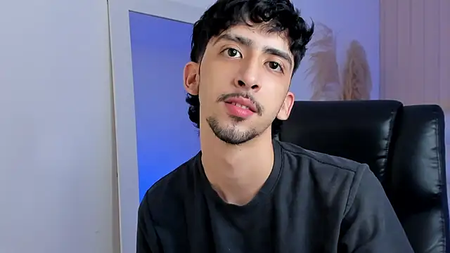 Alezzandro  online show from September 29, 2025, 8:24 pm