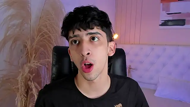 Alezzandro  online show from October 3, 2025, 8:06 pm