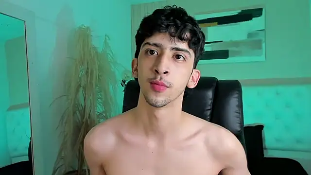 Alezzandro  online show from October 7, 2025, 8:39 pm