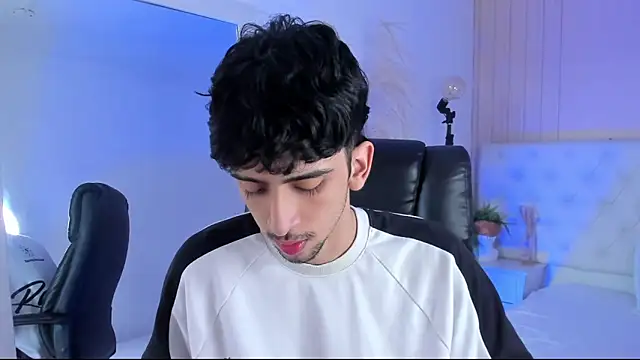 Alezzandro  online show from October 14, 2025, 9:04 pm