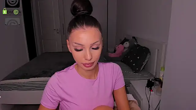 HelenShawn online show from October 7, 2025, 8:39 pm