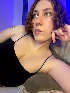 Snapshot of Molli_Luv chatting on July 23, 2026, 1:20 pm Molli Luv online show from July 23, 2026, 1:20 pm