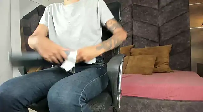 LauraaGomezz   online show from January 26, 2025, 2:03 am