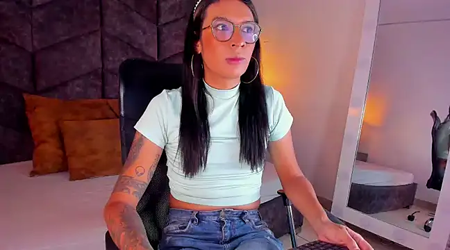 LauraaGomezz   online show from January 28, 2025, 7:21 pm