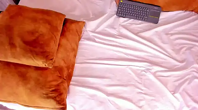 LauraaGomezz   online show from January 30, 2025, 10:30 pm